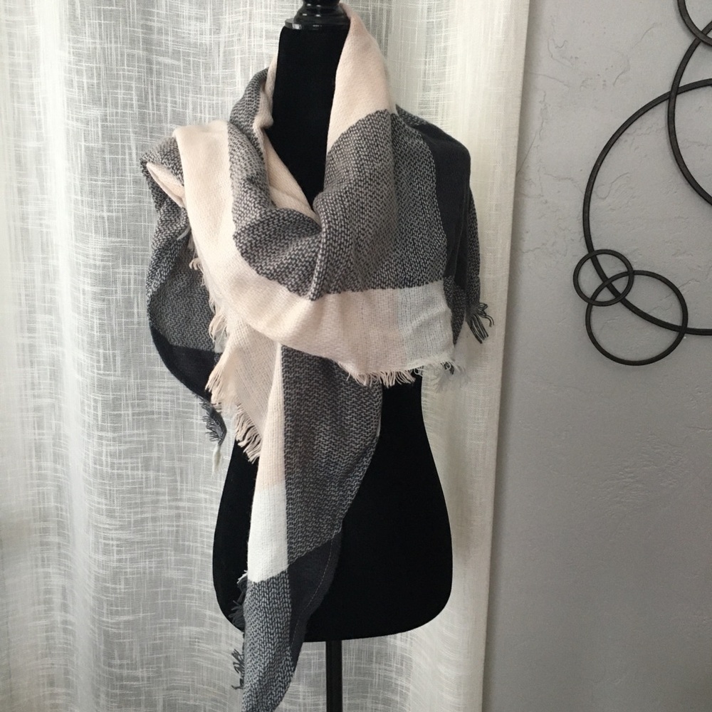 Big Triangular Scarf - Picture 2 of 4